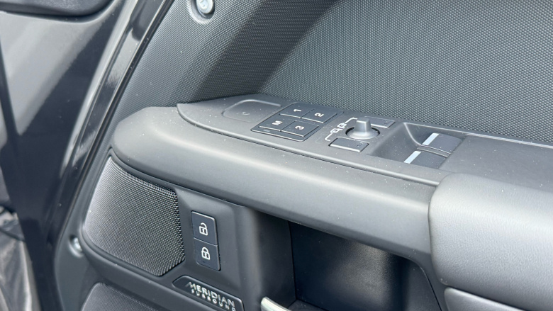 Land Rover Defender 3.0 D250 X-Dynamic HSE 90 3dr Auto Diesel Estate